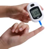 Glucómetro medidor de glucosa en sangre con kit de tiras reactivas, lancetas y dispositivo de punción - 3